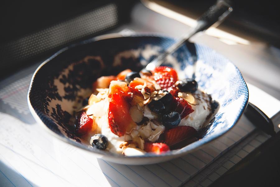 Balance your dietary habits with sleep and light